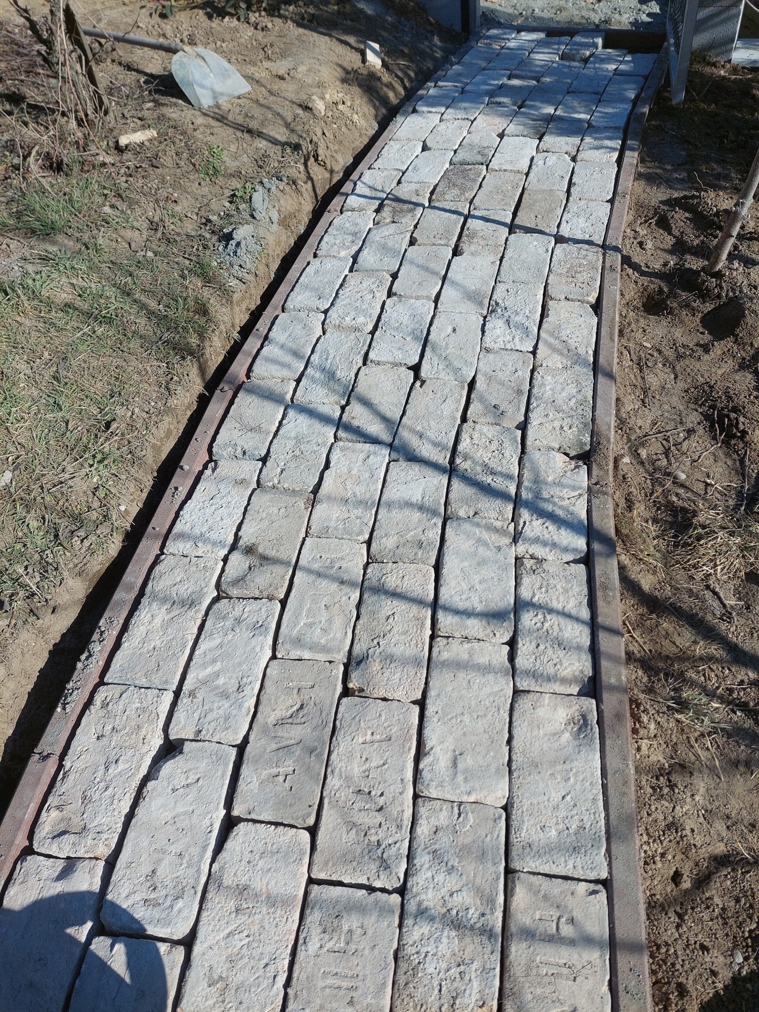 Bontott tégla térkő