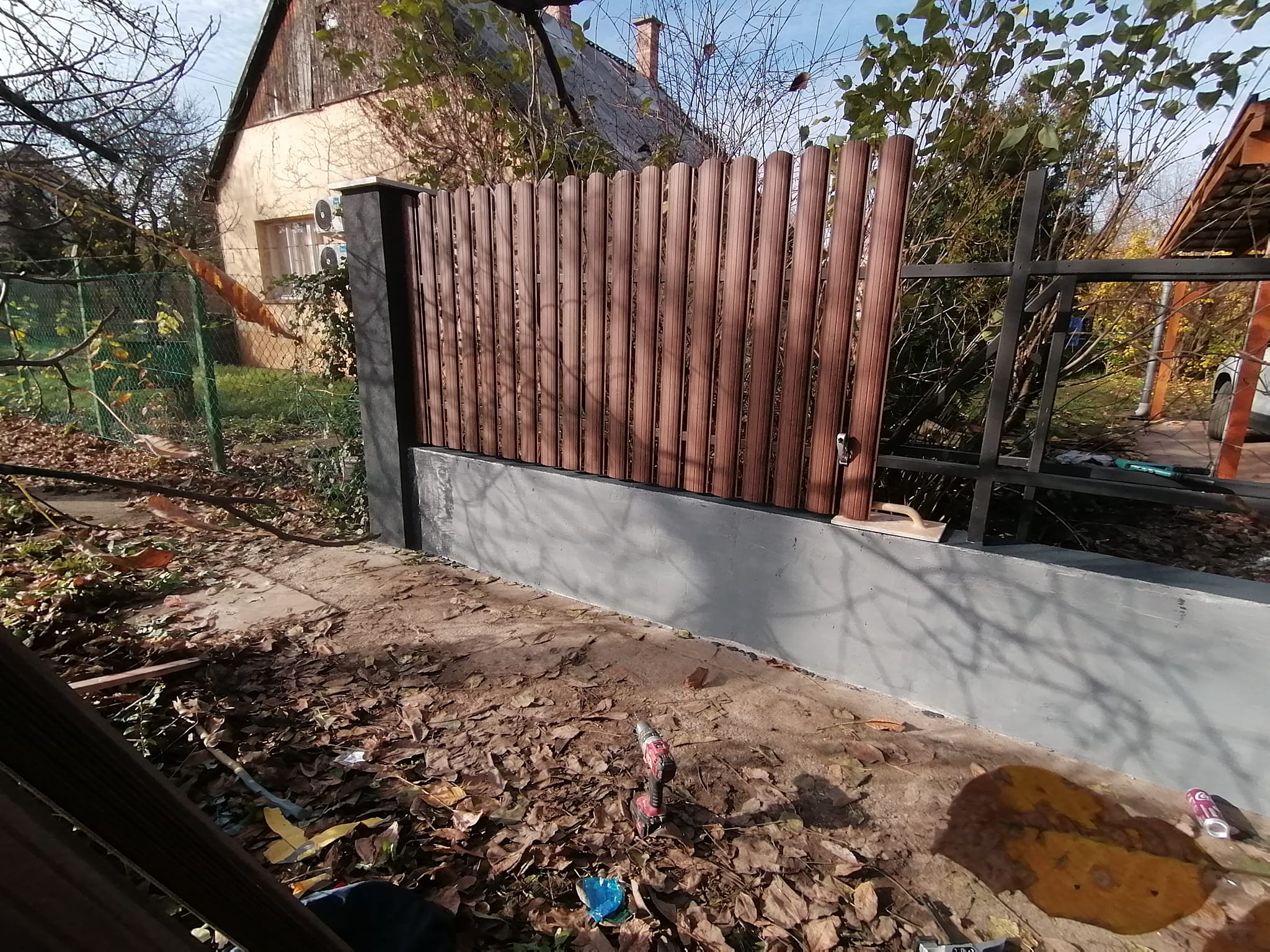 Íves trapézlemez léc kerítés