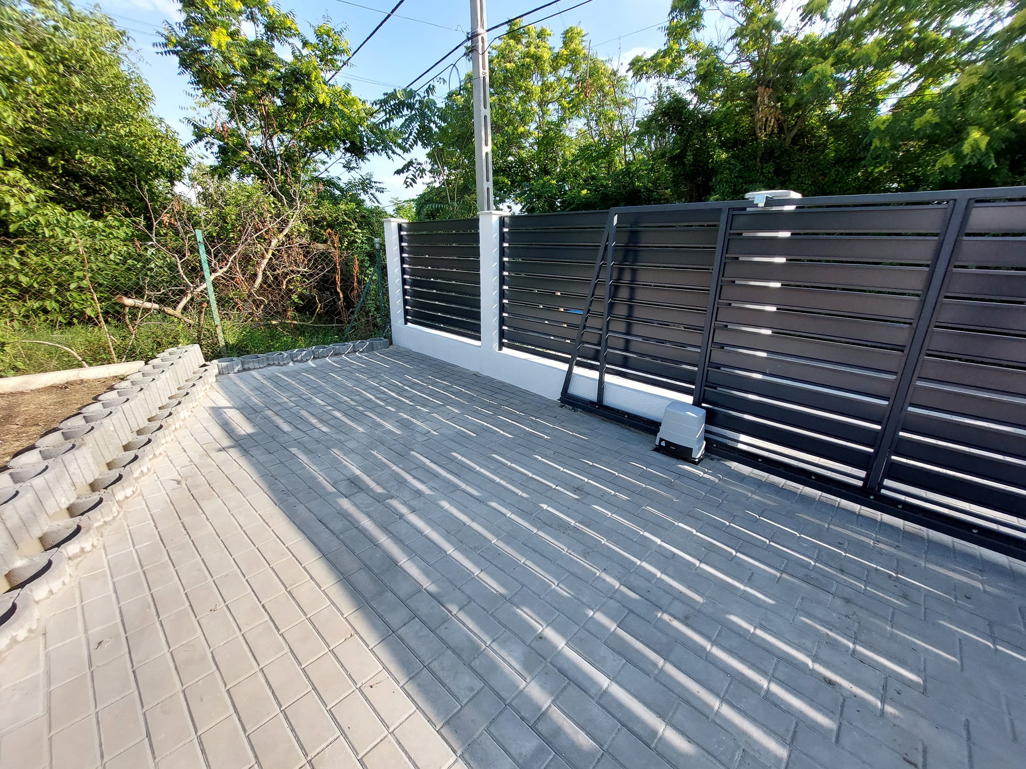 Szögletes trapézlemez léc kerítés